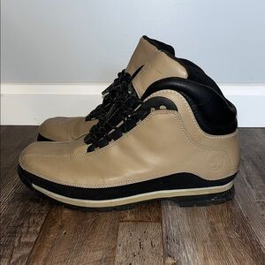 TIMBERLAND - Women’s Tan and Black Boots